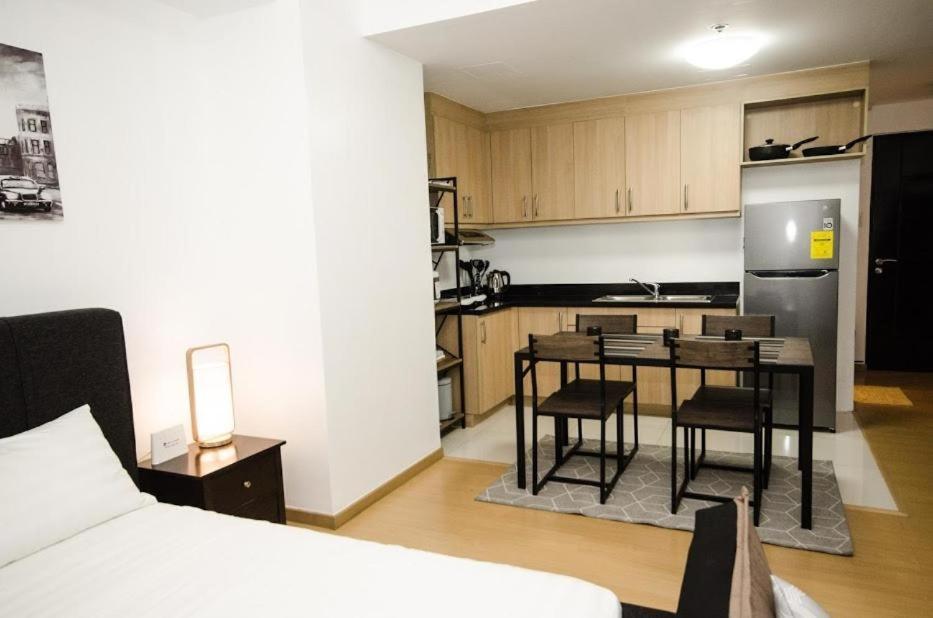 Prime Avant Bgc Location Apartments By Ph Staycation 마닐라 외부 사진