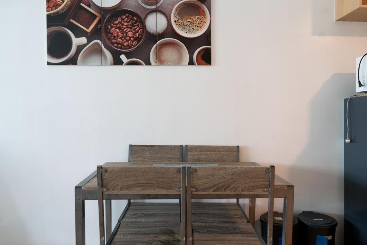 Prime Avant Bgc Location Apartments By Ph Staycation 마닐라 외부 사진