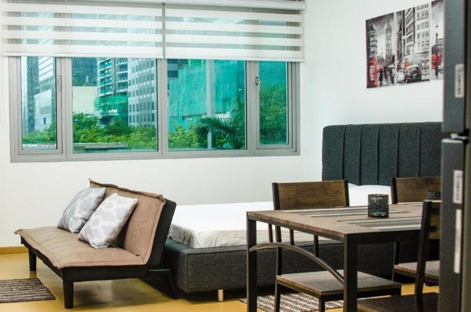 Prime Avant Bgc Location Apartments By Ph Staycation 마닐라 외부 사진