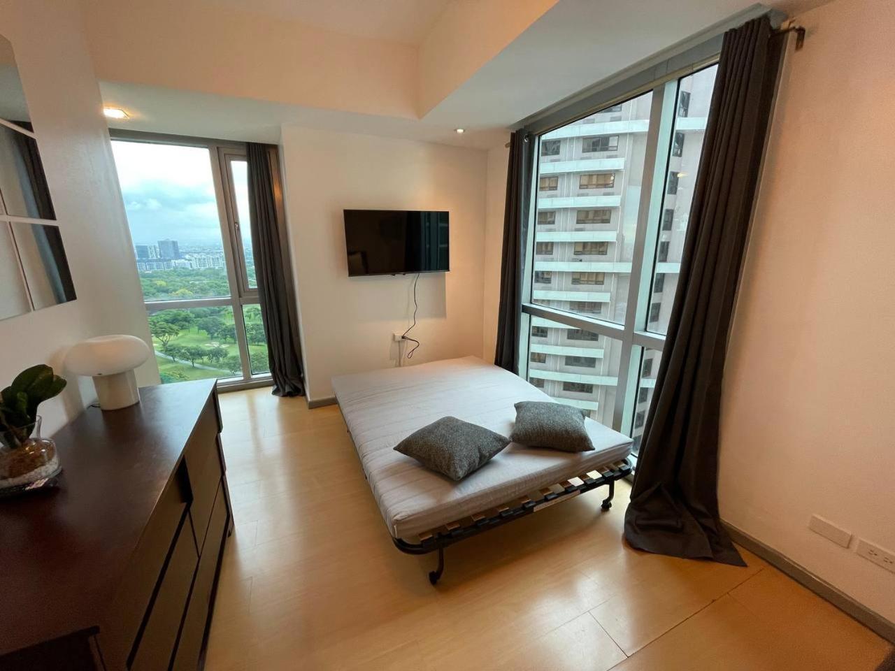Prime Avant Bgc Location Apartments By Ph Staycation 마닐라 외부 사진