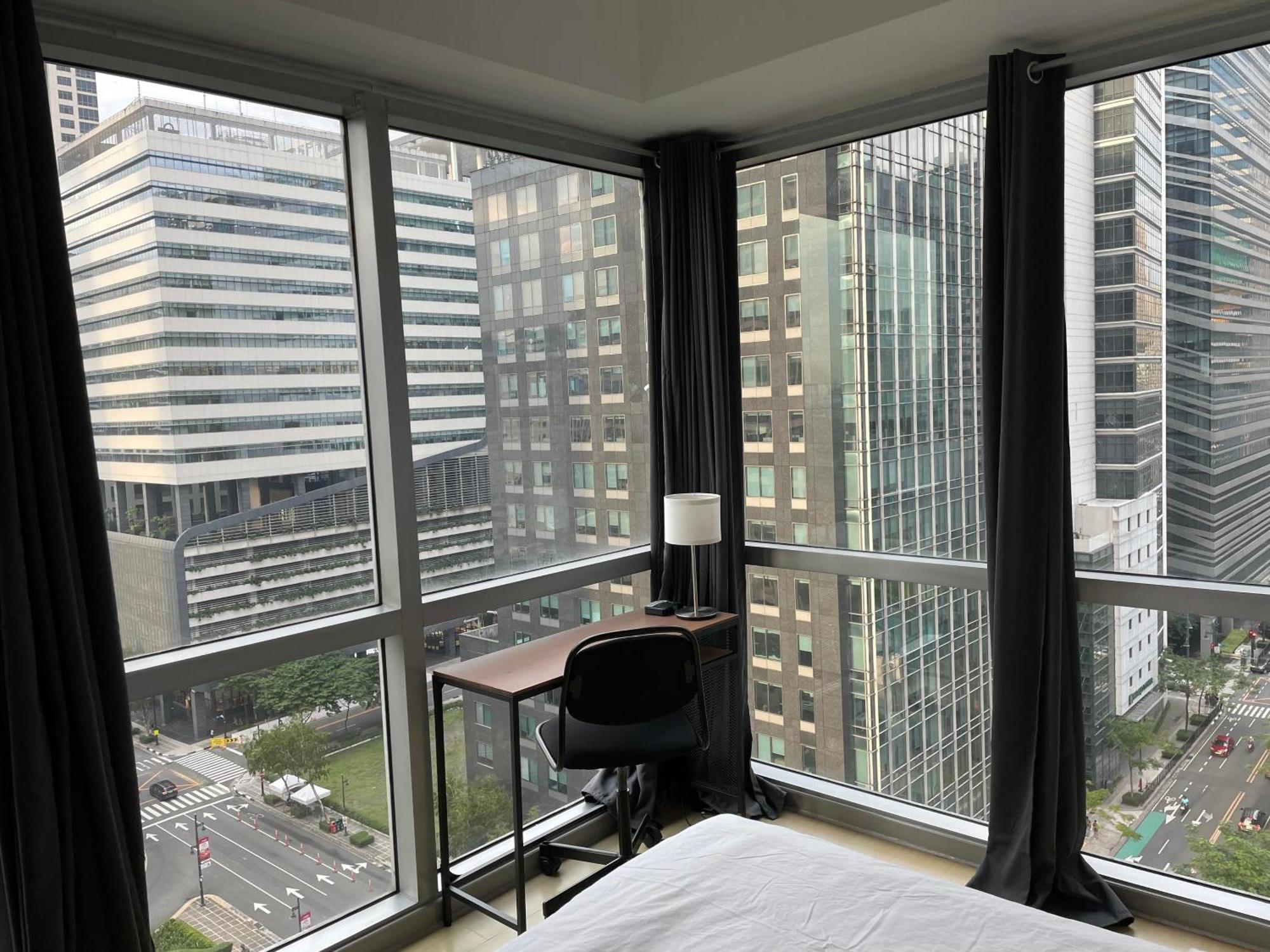 Prime Avant Bgc Location Apartments By Ph Staycation 마닐라 외부 사진