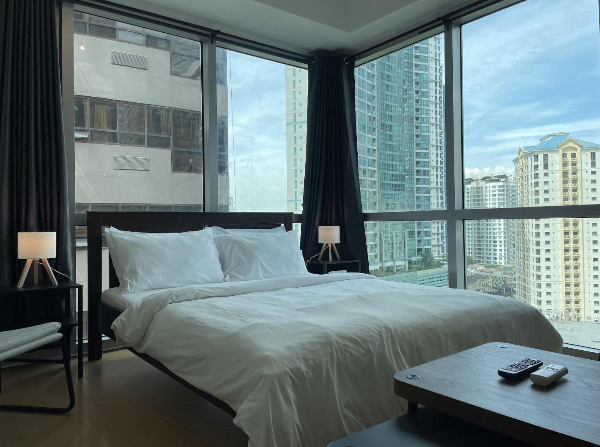 Prime Avant Bgc Location Apartments By Ph Staycation 마닐라 외부 사진