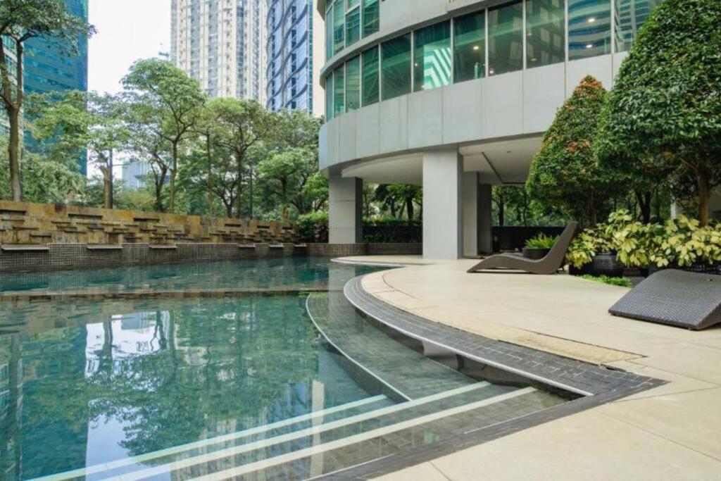 Prime Avant Bgc Location Apartments By Ph Staycation 마닐라 외부 사진