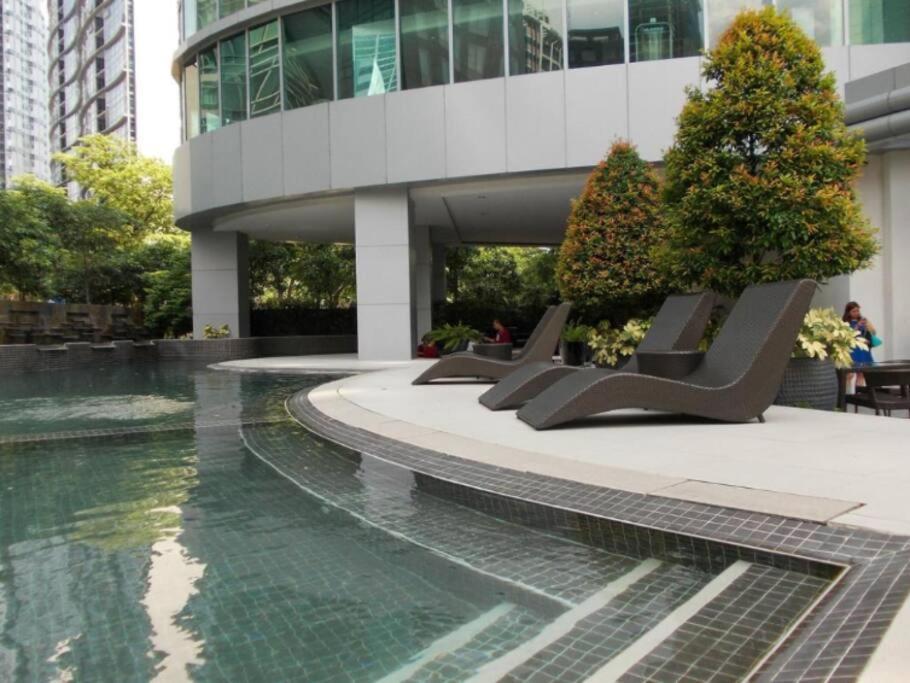 Prime Avant Bgc Location Apartments By Ph Staycation 마닐라 외부 사진