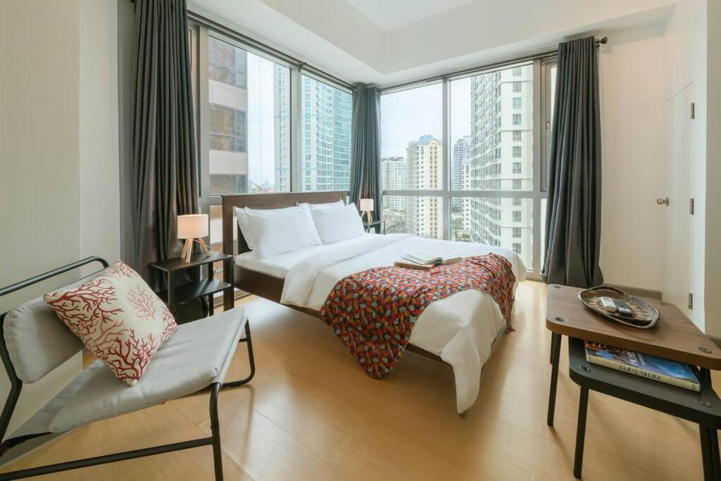 Prime Avant Bgc Location Apartments By Ph Staycation 마닐라 외부 사진